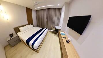 Desk, laptop workspace, soundproofing, free WiFi