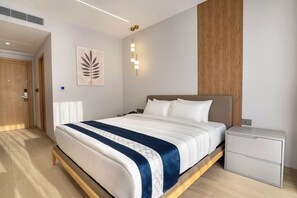 Habitación doble | Escritorio y espacio para trabajar con un portátil