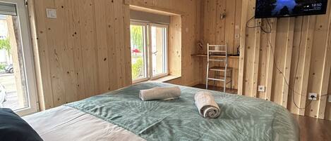 1 habitación, escritorio, tabla de planchar con plancha y cuna de viaje