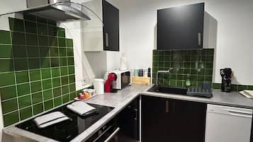 Een koelkast, een microgolfoven, een oven, een kookplaat