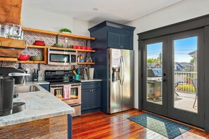 Jääkaappi, mikroaaltouuni, uuni, liesi