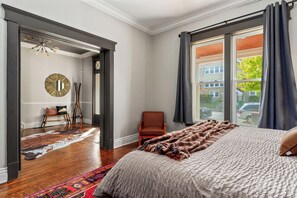 Iron/ironing board, free WiFi, bed sheets - Bourbon Bachelors~6BR 4BA|4 King|GoldenTee|SkyDeck (Louisville)