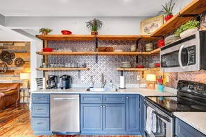 Køleskab, mikrobølgeovn, ovn, kogeplade