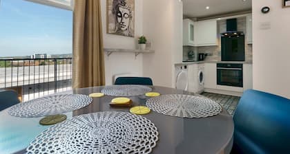 Pass the Keys | Lovely 2 Bed/2 Bath in City Centre | Free Parking!