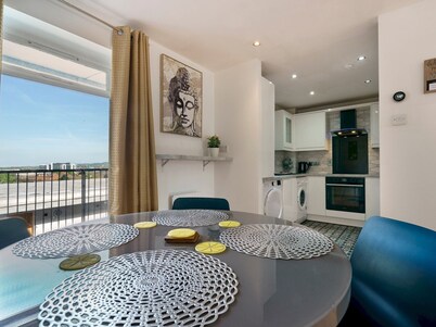 Pass the Keys | Lovely 2 Bed/2 Bath in City Centre | Free Parking!