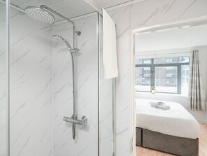 Dusche, Haartrockner, Handtücher