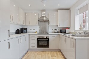 Kühlschrank, Mikrowelle, Ofen, Geschirrspüler