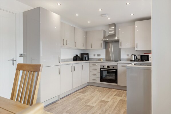 Kühlschrank, Mikrowelle, Ofen, Geschirrspüler