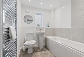 Dusche, Haartrockner, Handtücher, Seife