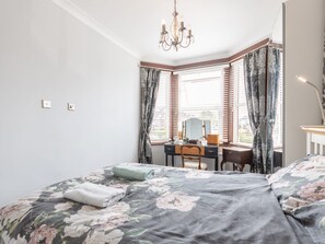 3 slaapkamers, een strijkplank/strijkijzer, gratis wifi, beddengoed