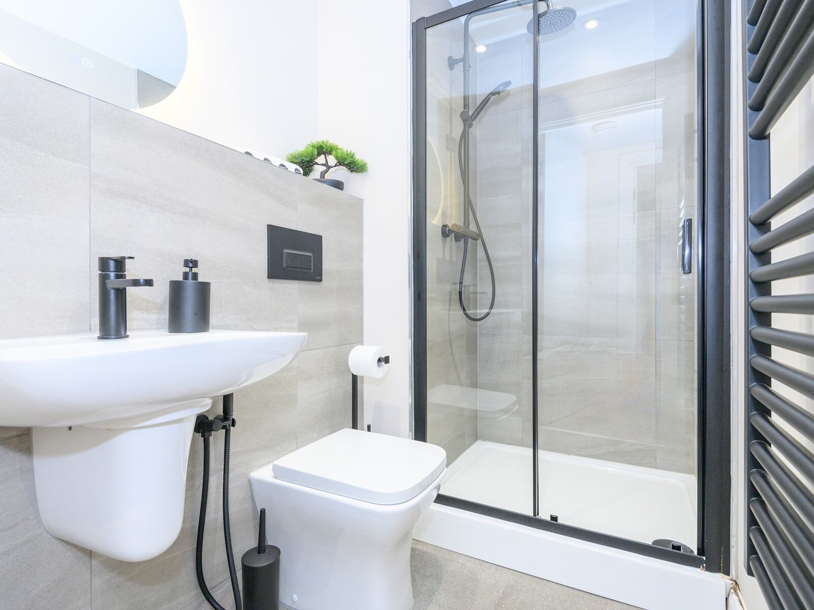Douche, séchoir à cheveux, serviettes fournies