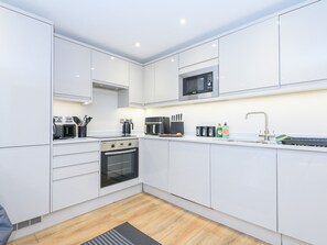 Kühlschrank, Mikrowelle, Ofen, Geschirrspüler