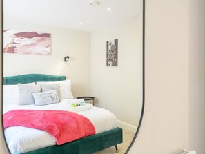 1 habitación, tabla de planchar con plancha, wifi gratis y ropa de cama