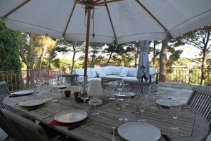 Outdoor dining - Villa with swimming pool for 10 people in the ALPILLES in a pine forest of 5000 m2 (Eyguières)