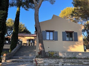 Exterior - Villa with swimming pool for 10 people in the ALPILLES in a pine forest of 5000 m2 (Eyguières)