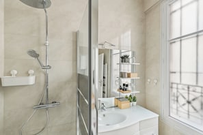 Shower, hair dryer, towels, soap - Magnificent apartment II - 1BR/4P - Opéra-Bourse (Paris)