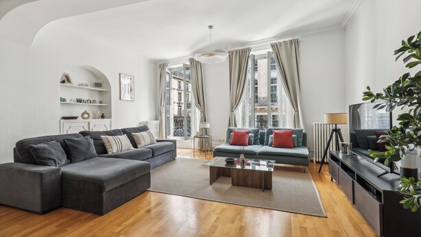 A modern living room with a sectional sofa, a coffee table, and a TV stand. - Magnificent apartment II - 1BR/4P - Opéra-Bourse (Paris)