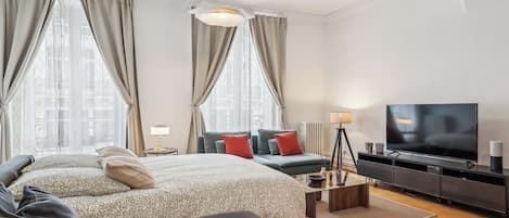 1 dormitorio, escritorio, tabla de planchar con plancha y wifi