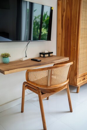 Deluxe Room | Desk, laptop workspace, iron/ironing board, free WiFi - Catur Guesthouse Canggu (Canggu)