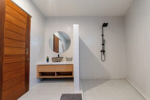Deluxe-Zimmer | Badezimmer | Dusche, Haartrockner, Handtücher, Seife