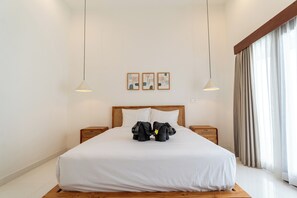 Deluxe kamer | Een bureau, een laptopwerkplek, een strijkplank/strijkijzer, gratis wifi