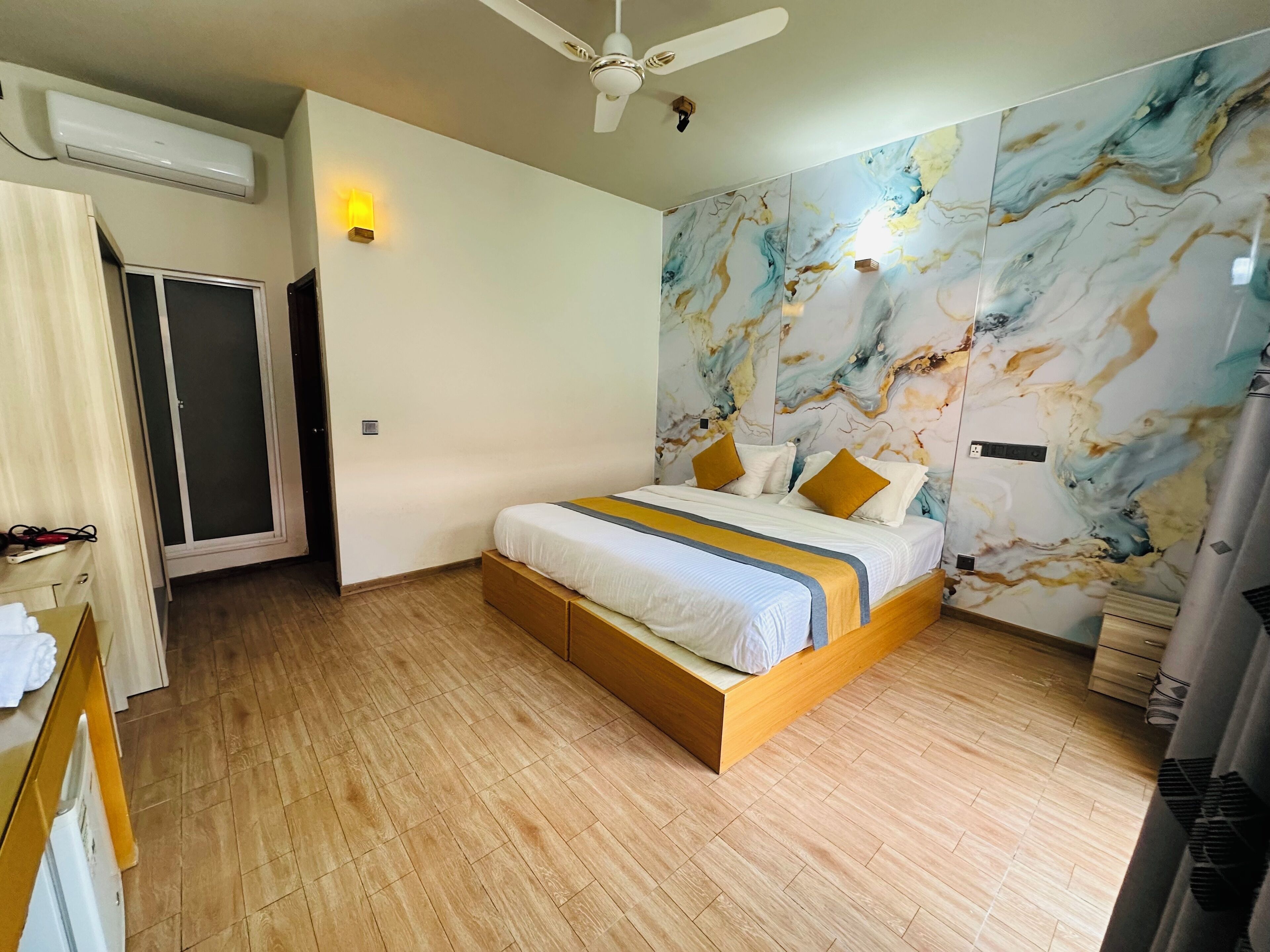 Deluxe Double Room, Garden View | Desk, iron/ironing board, free WiFi