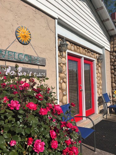 “LaLa’s Place”Cozy, conveniently located country cottage, pets, carport,fire pit