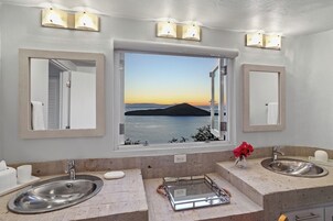 Ducha, secador de pelo, toallas, jabón