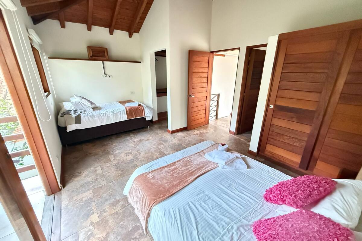 Rumah Keluarga, 2 kamar tidur, pemandangan kebun | 2 kamar tidur, brankas, tirai kedap cahaya, dan setrika/meja setrika
