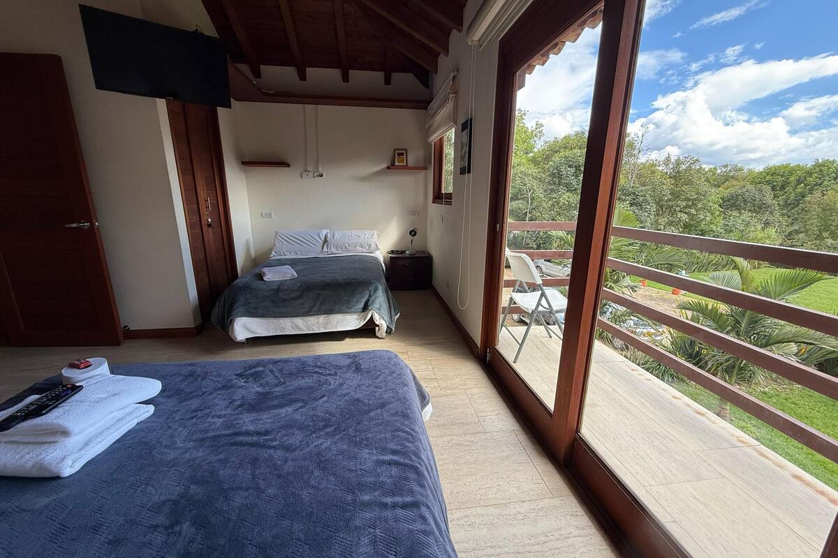 Rumah Keluarga, 2 kamar tidur, pemandangan kebun | 2 kamar tidur, brankas, tirai kedap cahaya, dan setrika/meja setrika
