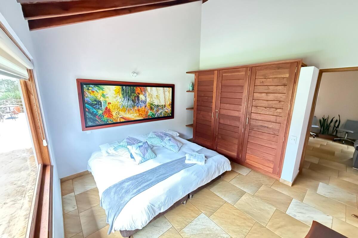 Apartemen Deluks, patio, pemandangan kebun | 2 kamar tidur, brankas, tirai kedap cahaya, dan setrika/meja setrika