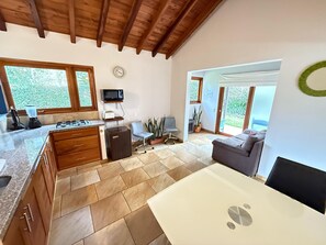 Deluxe appartement, patio, uitzicht op tuin | Woonruimte