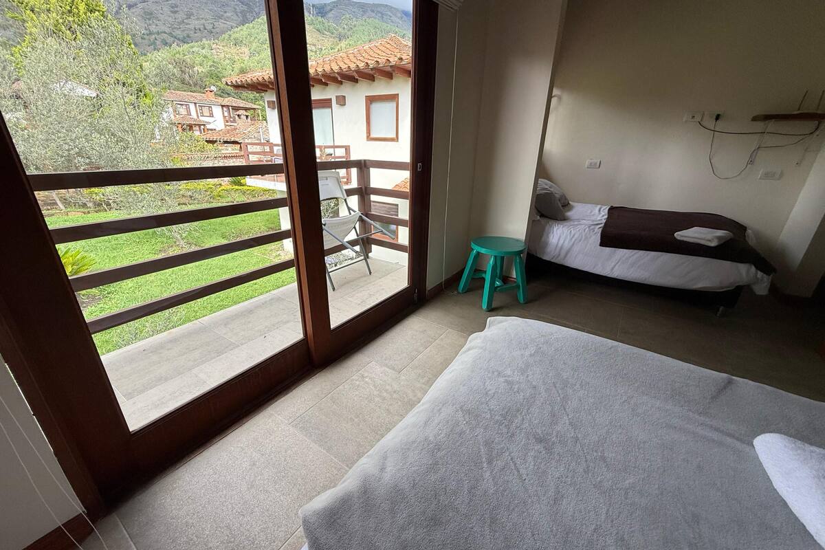 Rumah Keluarga, 2 kamar tidur, pemandangan kebun | 2 kamar tidur, brankas, tirai kedap cahaya, dan setrika/meja setrika