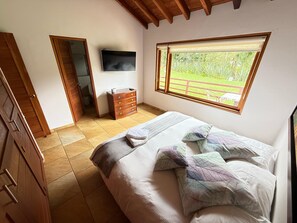 Apartemen Deluks, patio, pemandangan kebun | 2 kamar tidur, brankas, tirai kedap cahaya, dan setrika/meja setrika