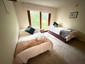 Familie huis, meerdere bedden, uitzicht op tuin | 2 slaapkamers, een kluis op de kamer, verduisterende gordijnen