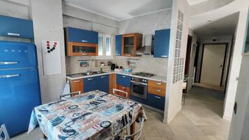 Frigorifero, forno, piano cottura, bollitore elettrico