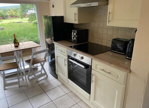 Fridge, microwave, oven, stovetop - Riverbank Cottage River Ehan, Double Balcony (Egremont)