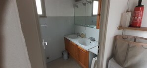 Dusj, hårføner, håndklær og såpe