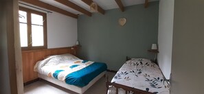 2 Schlafzimmer, Reisekinderbett, Bettwäsche