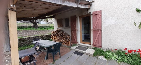 Outdoor dining - Country cottage (Ajoux)