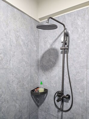 Serviettes fournies, savon, papier toilette