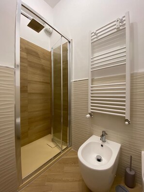 Deluxe Double or Twin Room, City View | Bathroom | Shower, rainfall showerhead, free toiletries, hair dryer - Casa Dharma Guest House (Civitavecchia)