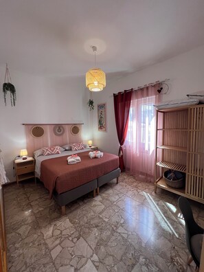 Deluxe-Doppel- oder -Zweibettzimmer, Stadtblick | Schreibtisch, kostenloses WLAN