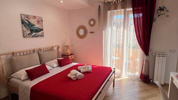 Habitación doble superior, balcón, vista a la ciudad | Escritorio y wifi gratis