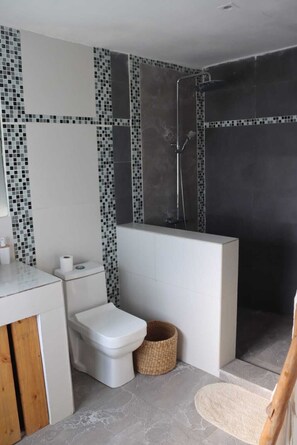 Bungalow, patio, uitzicht op strand | Badkamer | Een douche, handdoeken, zeep, toiletpapier