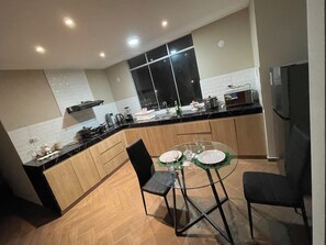 Kjøleskap, mikrobølgeovn, kokeplater og kaffetrakter/tekoker