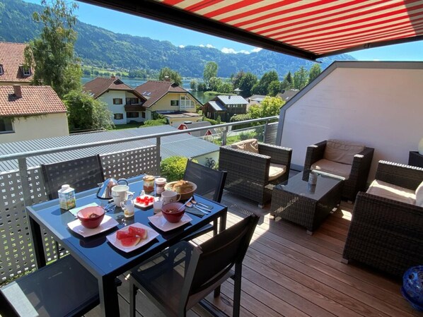 Outdoor dining - With Lake View Comfortable Holiday Residence (Steindorf am Ossiacher See)