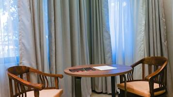 Safe på rommet, skrivebord, skrivebord for bærbar PC og lydisolert