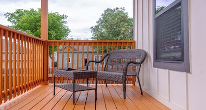 3br-2ba Cityscape Haven With Panoramic Tower View!