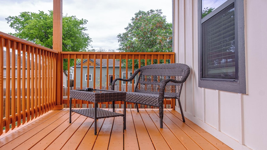 3br-2ba Cityscape Haven With Panoramic Tower View!